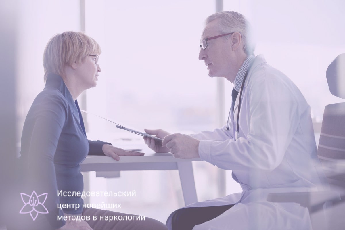 Врач диагностирует пациента